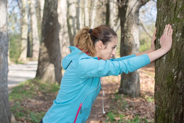 Fitness zdravá žena odpočívá v lese po stezka běží. Vitali — Stock fotografie