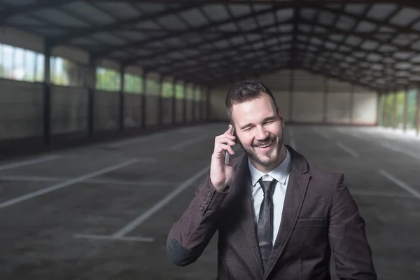 Börjar business man sitter i nya premiss hyra eller tomt — Stockfoto