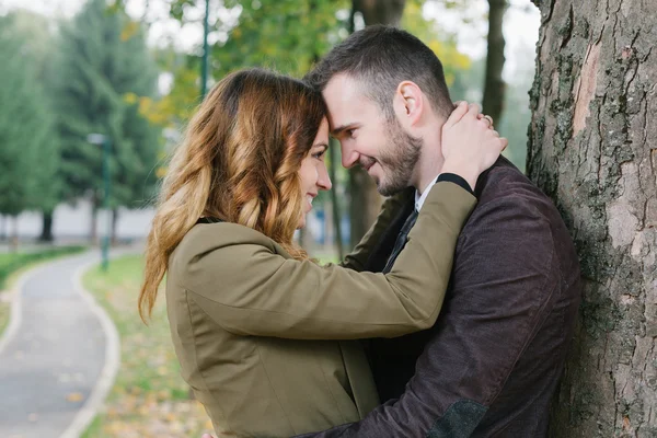 Pareja en el parque de otoño — Foto de Stock