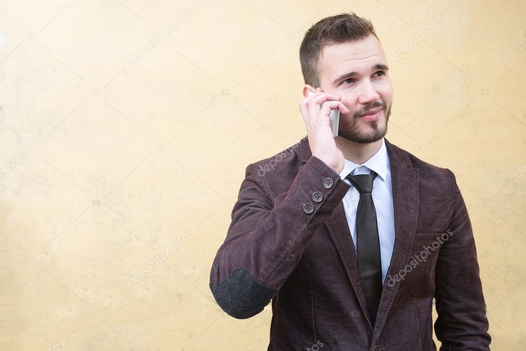 Junge Modische Manner Im Anzug Gegen Die Gelbe Wand Stockfoto C Myvisuals