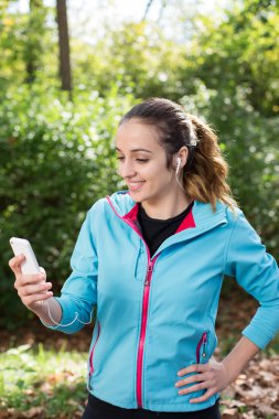 Çalışan kadın. Kadın atlet açık iş koşu sonra rahatlatıcı