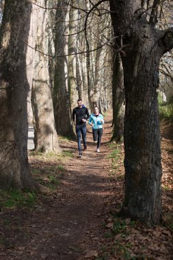 İz çalışan maraton atlet açık havada gündoğumu çift eğitim 