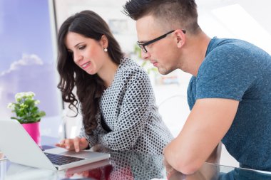 Başlangıç takım modern ofis toplantıda üzerinde