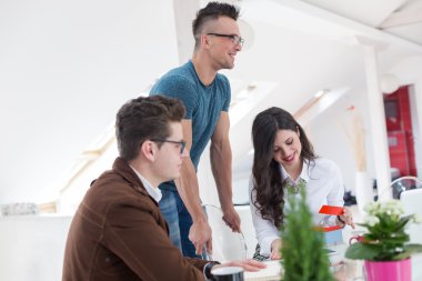 Genç adam onun fikri Meslektaşlarımız için sunan