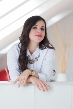 güzel esmer kanepede rahatlatıcı 