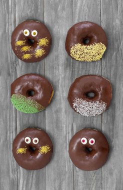 ahşap masa üzerinde taze çörek  