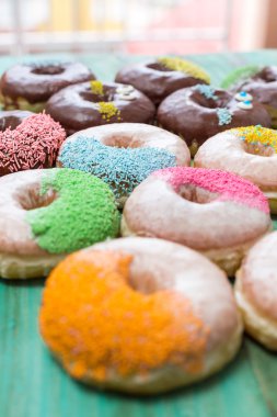 Çikolata kaplı çörekler. 