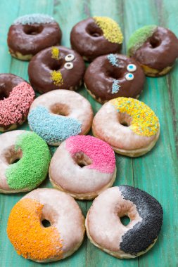 ahşap masa üzerinde taze çörek 