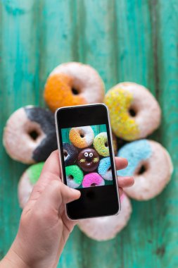 Kadınsı el smartphone kullanarak yükü 