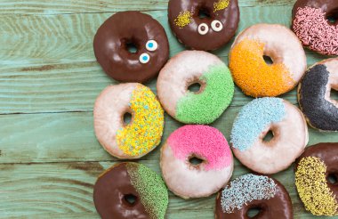  çörek üzerinde ahşap masa üstü