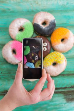 Kadınsı el smartphone kullanarak yükü 