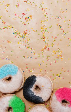 Arka plan üzerinde renkli donut  