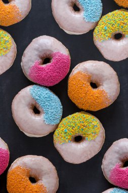 Çikolata kaplı çörekler. 