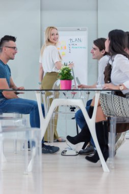 İş takım iş süreci modern ofis 