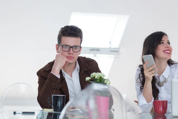 Gente de negocios hablando de proyecto de startup — Foto de Stock