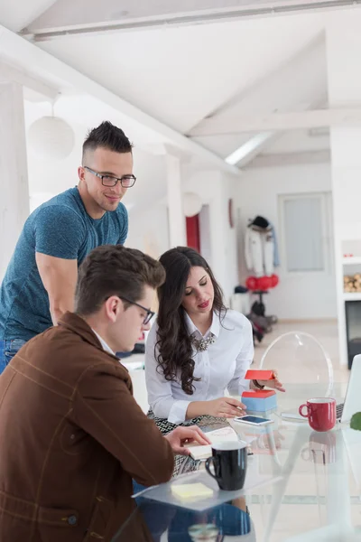 Oppstartsteam på møte på moderne kontor – stockfoto