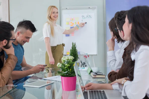 Başlangıç takım modern ofis toplantıda üzerinde — Stok fotoğraf