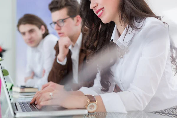 Başlangıç takım modern ofis toplantıda üzerinde — Stok fotoğraf