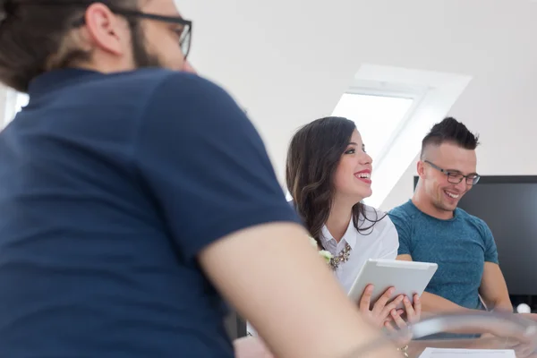 Tim startup pada pertemuan di kantor modern — Stok Foto