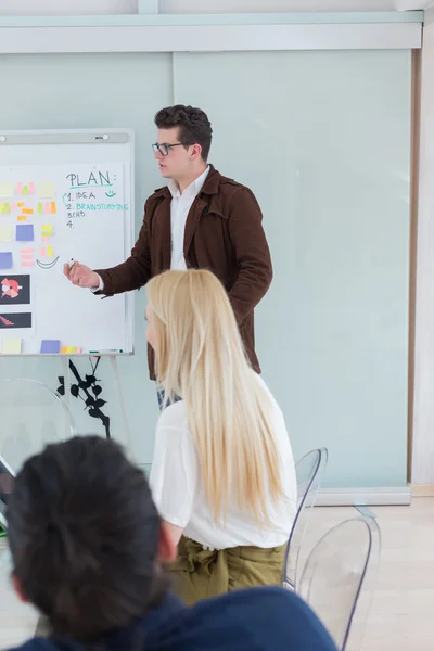 Joven presentando su idea a los colegios — Foto de Stock