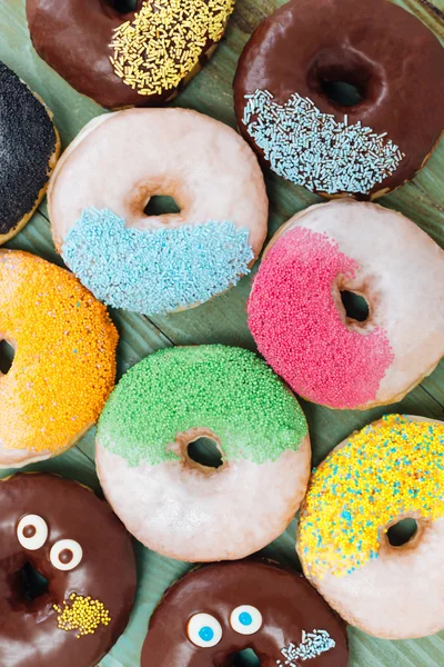 ahşap masa üzerinde taze çörek 