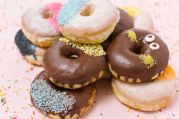 Schokolade glasierte Donuts — Stockfoto