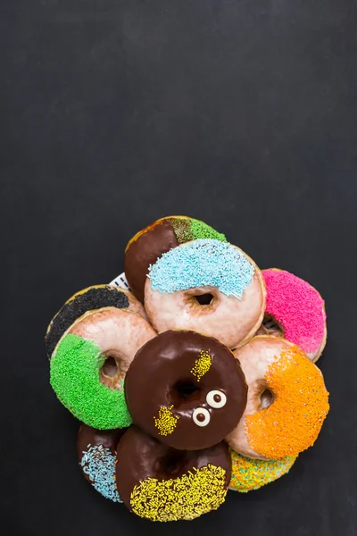 Rosquillas en el fondo de pizarra — Foto de Stock