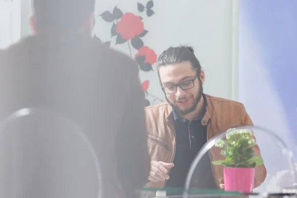 Feliz joven árabe hombre de negocios — Foto de Stock