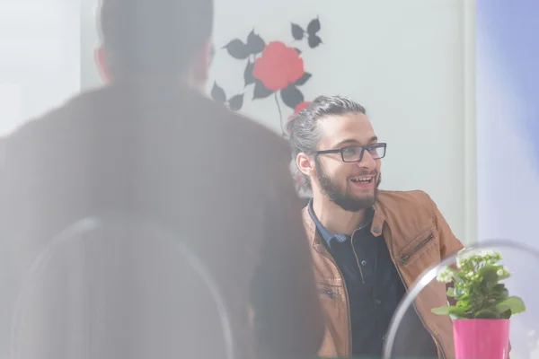 Feliz joven árabe hombre de negocios — Foto de Stock