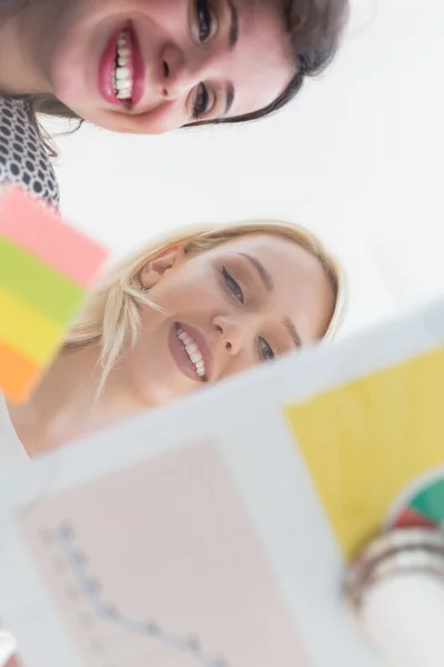 Casual affärsmän med mobiltelefon — Stockfoto