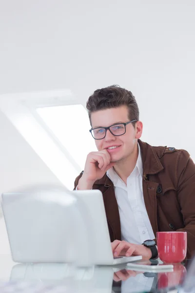 Hombre en su espacio de oficina empresarial — Foto de Stock