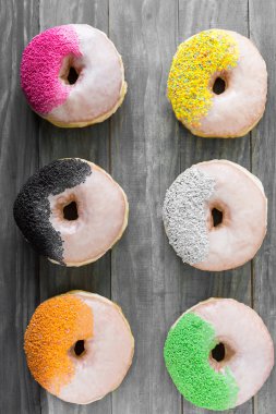 ahşap masa üzerinde taze çörek  