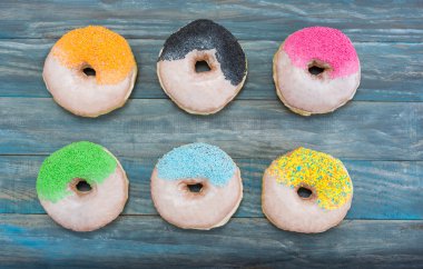 ahşap masa üzerinde taze çörek 