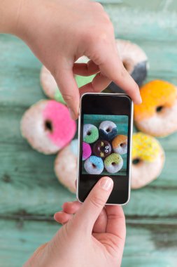  Kadınsı eller Smartphone kullanarak 