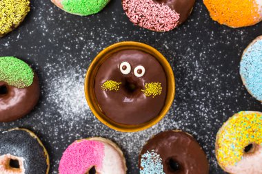 siyah çeşitli börekler 