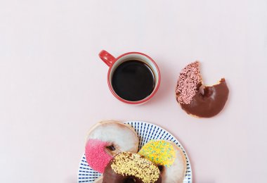 Kahveli taze çörek.