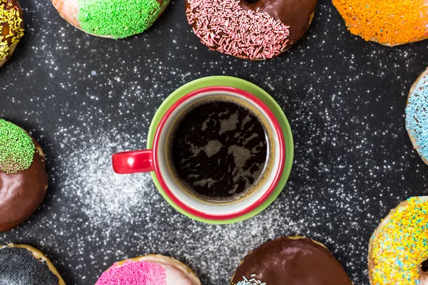 Donuts surtidos con taza de café — Foto de Stock