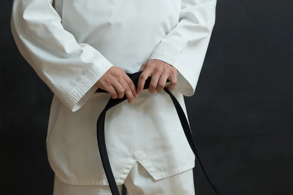 Karate blanco combatiente aislado —  Fotos de Stock