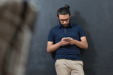 Akıllı telefon kullanan adam. 