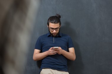 Akıllı telefon kullanan adam. 