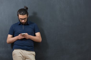 Akıllı telefon kullanan adam. 