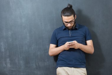 Akıllı telefon kullanan adam. 