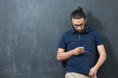 Akıllı telefon kullanan adam. 