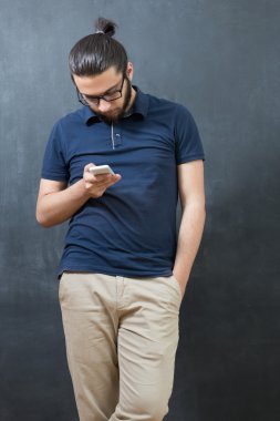 Akıllı telefon kullanan adam. 