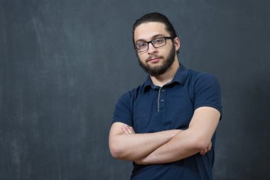 Raslantı giyimli adam geçti silah ile