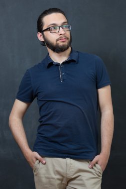 raslantı giyimli genç adam