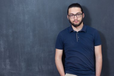 raslantı giyimli genç adam