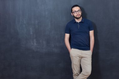 raslantı giyimli genç adam