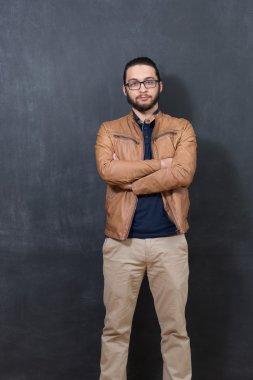 Genç adam akıllı rahat kıyafet