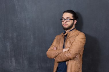 Genç adam akıllı rahat kıyafet